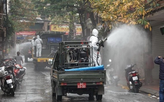 防疫工作人員3月11日在河內市麊鈴縣疫區進行噴灑消毒。（示意圖源：互聯網）