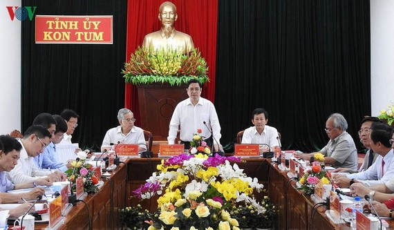 黨中央政治局委員、黨中央書記、中央組織部長范明政（中）在會上發表指導意見。（圖源：VOV）