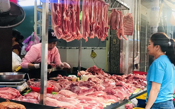 消費者在傳統市場選購豬肉。（圖源：元娥）