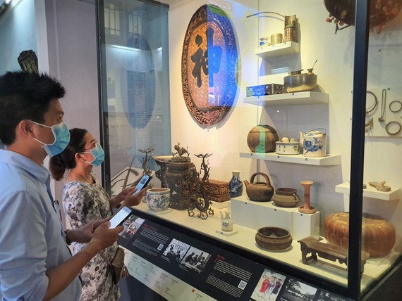 遊客在市歷史博物館體驗智能設備互動。