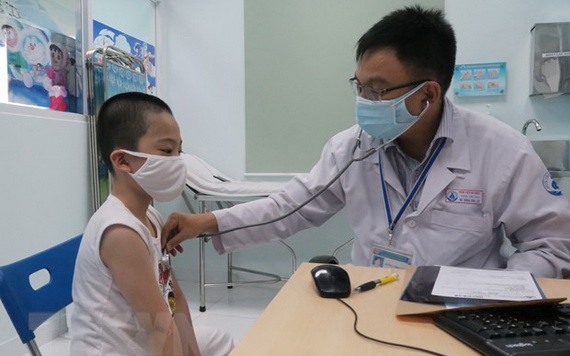 市第一兒童醫院醫生在給一名病童看診。（圖源：越通社）