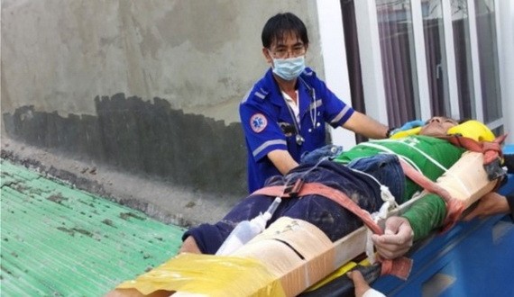 本市115急救中心醫生在將勞動事故受傷者送往醫院急救。