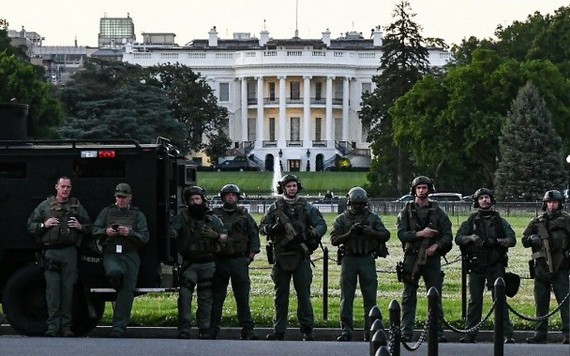 國民警衛軍駐守白宮南側的橢圓形草坪。（圖源：互聯網）