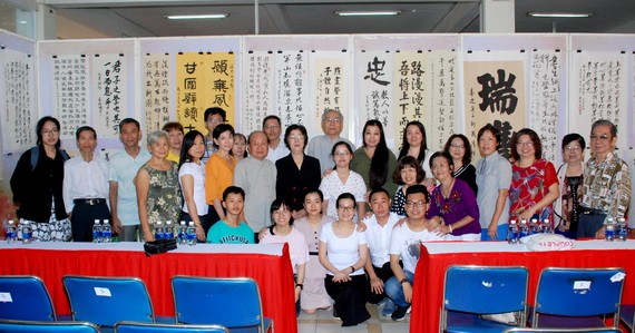 2019 年華文書法培訓班展覽作品師生集體合照。