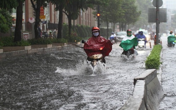 昨(3)日下午，市中心突然出現一場持續近1小時的大雨，導致多條街道嚴重水淹。（圖源：阮新）