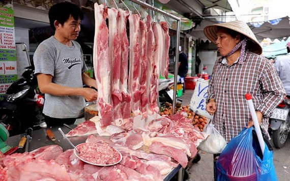 一名消費者在傳統市場選購鮮豬肉。（圖源：田升）