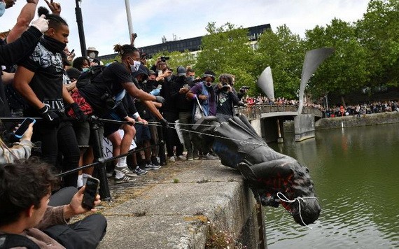 示威者用繩索拽倒了愛德華‧科爾斯頓的銅像，對其進行塗鴉、踩踏，並將其淹入河中。（圖源：互聯網）
