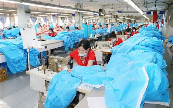 戰勝紡織成衣股份公司工人在縫製醫用防護服。（圖源：越通社）