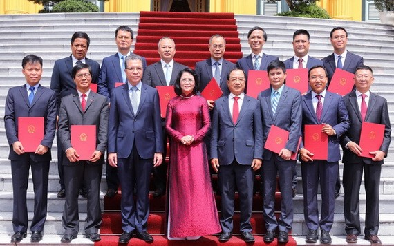 國家副主席鄧氏玉盛（前中）與12位新任越南駐外國大使在主席府前合照。（圖源：越通社）