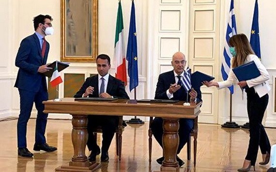 希臘外長和意大利外長簽署協議。（圖源：Getty Images）