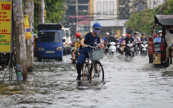 昨(10)日中午的一場大雨，使本市多條街受淹，導致民眾往來困難重重。（圖源：TTO）
