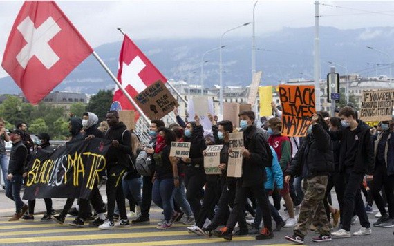 瑞士上萬人抗議美國白人警察暴力執法。（圖源：互聯網）