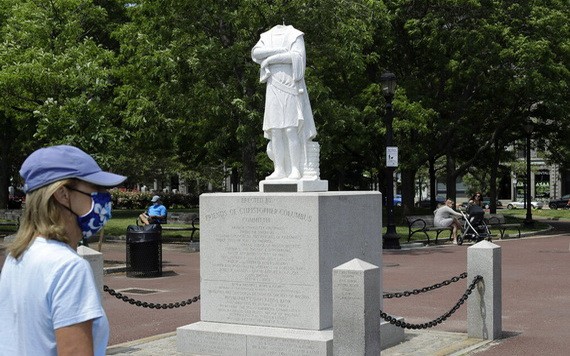 航海家哥倫布(Christopher Columbus) 在美國各地的多個雕像受到破壞，6月10日有波士頓的哥倫布雕像遭“斬首”。（圖源：AP）