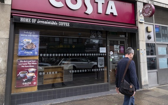 6月10日，行人經過英國倫敦一家仍然關閉的咖啡館。 （圖源：新華社）