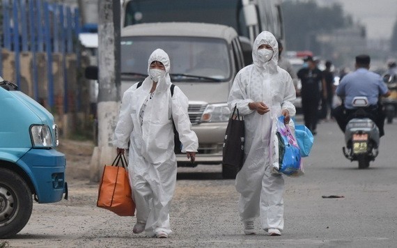 圖為北京新發地市場爆發疫情後，有穿著全套防護衣的人員進駐市場。（圖源：AFP）