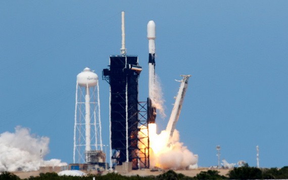 4月22日，美國太空探索技術公司用一枚“獵鷹9”火箭將“星鏈”計劃第7批60顆衛星送入太空，繼續搭建全球衛星互聯網。（圖源：路透社）