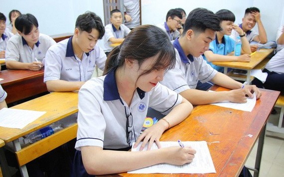 十二年級學生在辦理考試登記卷宗。（圖源：清雄）