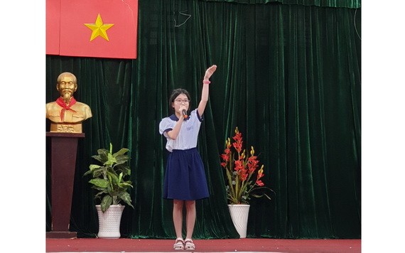 小學生參加第三屆學生朗誦演示唐詩比賽。
