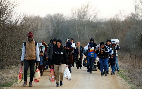 3月1日，難民們正在前往土耳其與希臘邊境。（圖源：Getty Images）