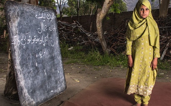 一名10歲的阿富汗女童站在已成廢墟的學校舊址前。（圖源：聯合國）