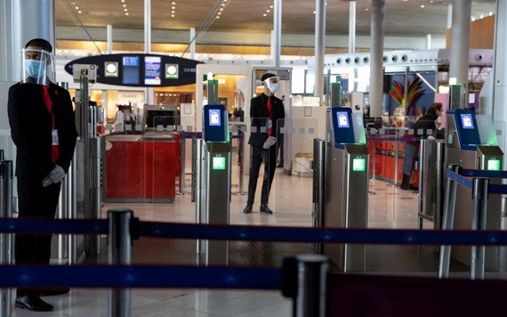 法國政府宣布，15日起解除對歐盟與申根區國家的邊境管制。圖為法國巴黎戴高樂機場。（圖源：AFP）