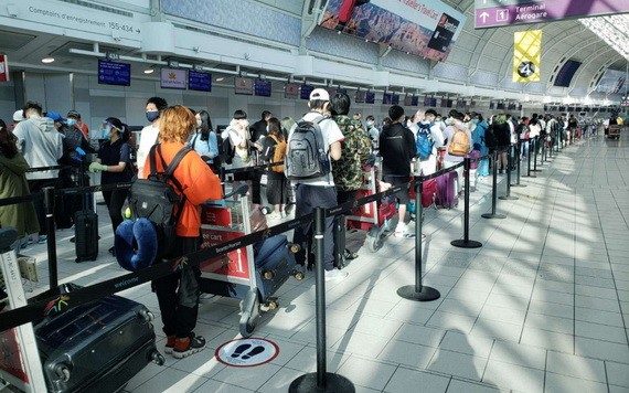 我國公民在多倫多皮爾遜國際機場排隊等候辦理登機手續。（圖源：外交部）
