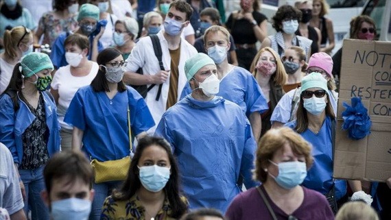 法國醫護人員當地時間16日在多個城市舉行示威遊行，要求分配醫療系統更多資源，數萬人參加。（圖源：AFP）