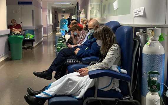 在西班牙馬德里的西弗羅奧喬阿醫院，病人們在走廊裏等待。（圖源：WHO）
