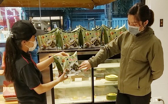 顧客在大發餅家購買台灣一品肉粽。