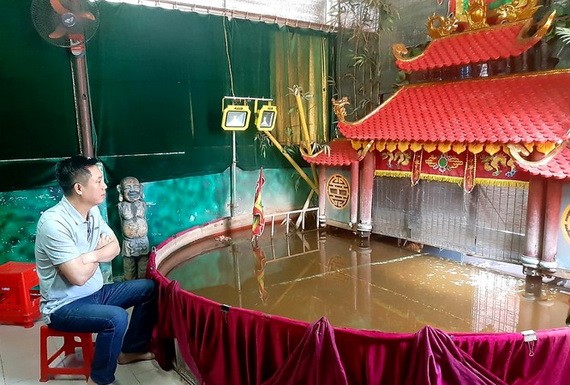 潘清廉藝人與其小型水上木偶戲院。