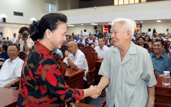 黨中央政治局委員、國會主席阮氏金銀（前左）與芹苴市選民親切握手、互致問候。（圖源：越通社）