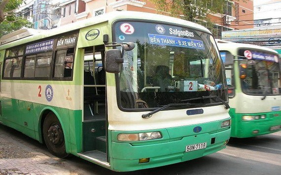 自今年7月1日起，本市3條獲補貼價格的巴士線將停止運營。圖為2號線的一輛巴士。（圖源：芳蓉）