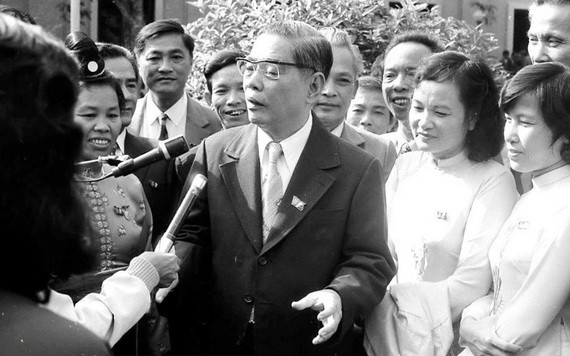 1986年12月，阮文靈總書記在黨六大閉幕後接受記者採訪。（圖源：明道）