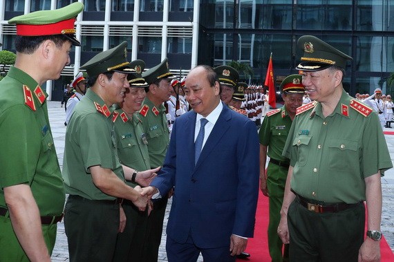 阮春福總理與公安幹部交流。（圖源：越通社）