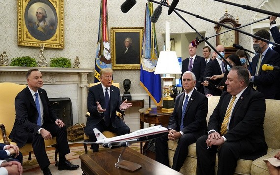 美總統特朗普(左二)在白宮橢圓形辦公室與波蘭總統安德烈‧杜達(左一)會面。（圖源：路透社）