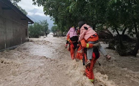 消防隊員在冕寧縣曹古鄉救援。（圖源：互聯網）