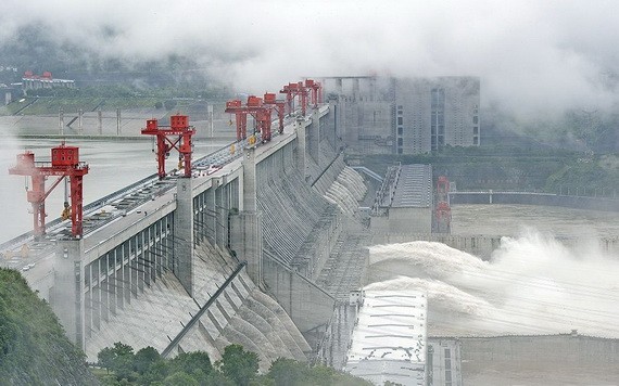 中國長江三峽大壩昨29日開啟洩洪孔洩洪。（圖源：新華社）
