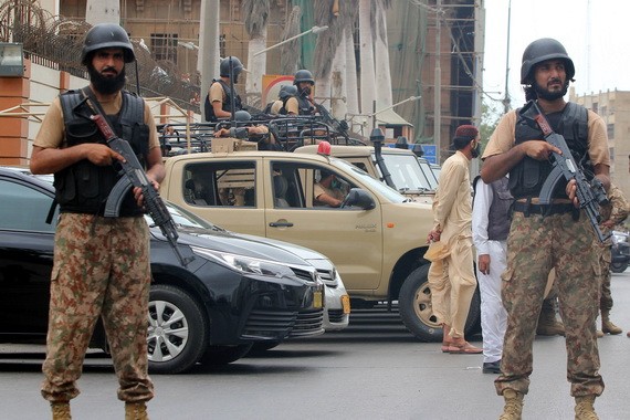 6月29日，安全人員封鎖巴基斯坦卡拉奇的襲擊現場附近區域。（圖源：新華社）