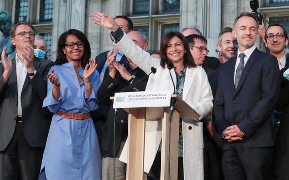法國28日舉行市政選舉第二輪投票，投票率創史上新低。現任巴黎市長伊達戈（前右二）拿下近半票數獲得連任，不出外界預測。（圖源：AFP）