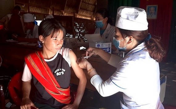 防疫人員給崑嵩省達河縣居民接種白喉疫苗
