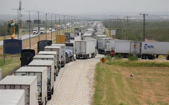 墨美邊境6月30日卡車大排長龍，等著進入美國。（圖源：路透社）