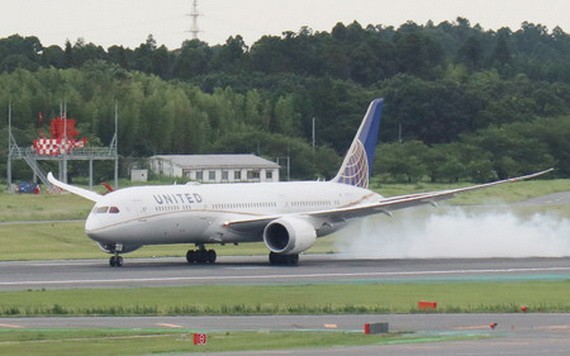 迫降在成田機場的美聯航波音787飛機。（圖源：時事通信社）