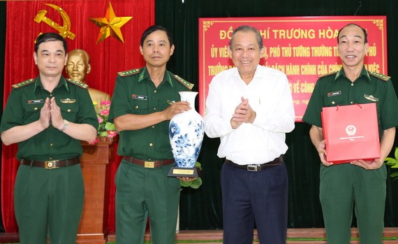 張和平副總理（右二）贈送紀念品給海防市邊防部隊。（圖源：VGP）