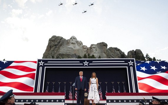特朗普和第一夫人在拉什莫爾峰國家紀念碑出席活動。（圖源：AP）