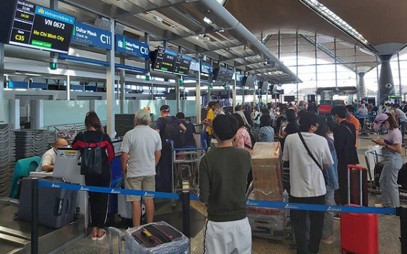我國公民在馬來西亞機場辦理行李托運手續。