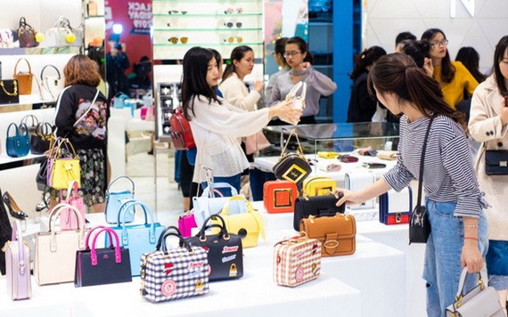 消費者在“熱鬧紅色購物盛會”選購物品。（圖源：B.C）