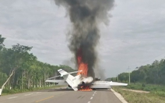 現場黑煙滾滾，飛機被嚴重燒毀。（圖源：互聯網）