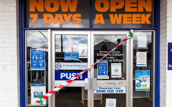 墨爾本一間商店停業拿膠帶把門前封起來。（圖源：Getty Images）