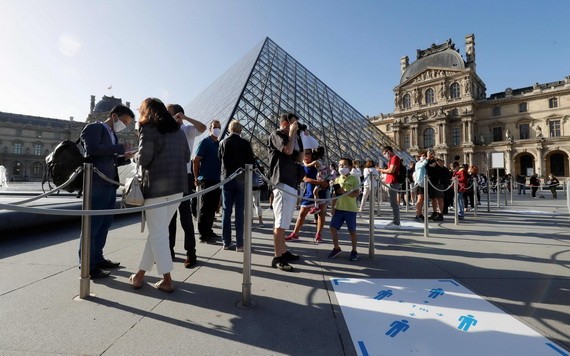 遊客在盧浮宮博物館門口排長隊等待。（圖源：AFP）