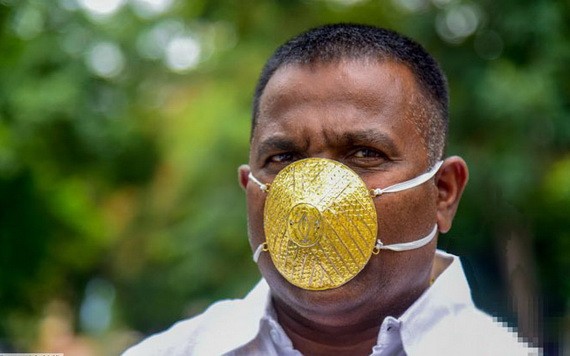 為了預防新冠肺炎病毒的轉播，當地商人尚卡爾·庫爾哈德定製了黃金口罩並戴上之。（圖源：互聯網）